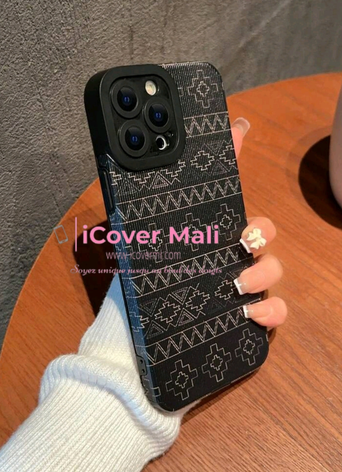 Coque noir à motifs géométrique