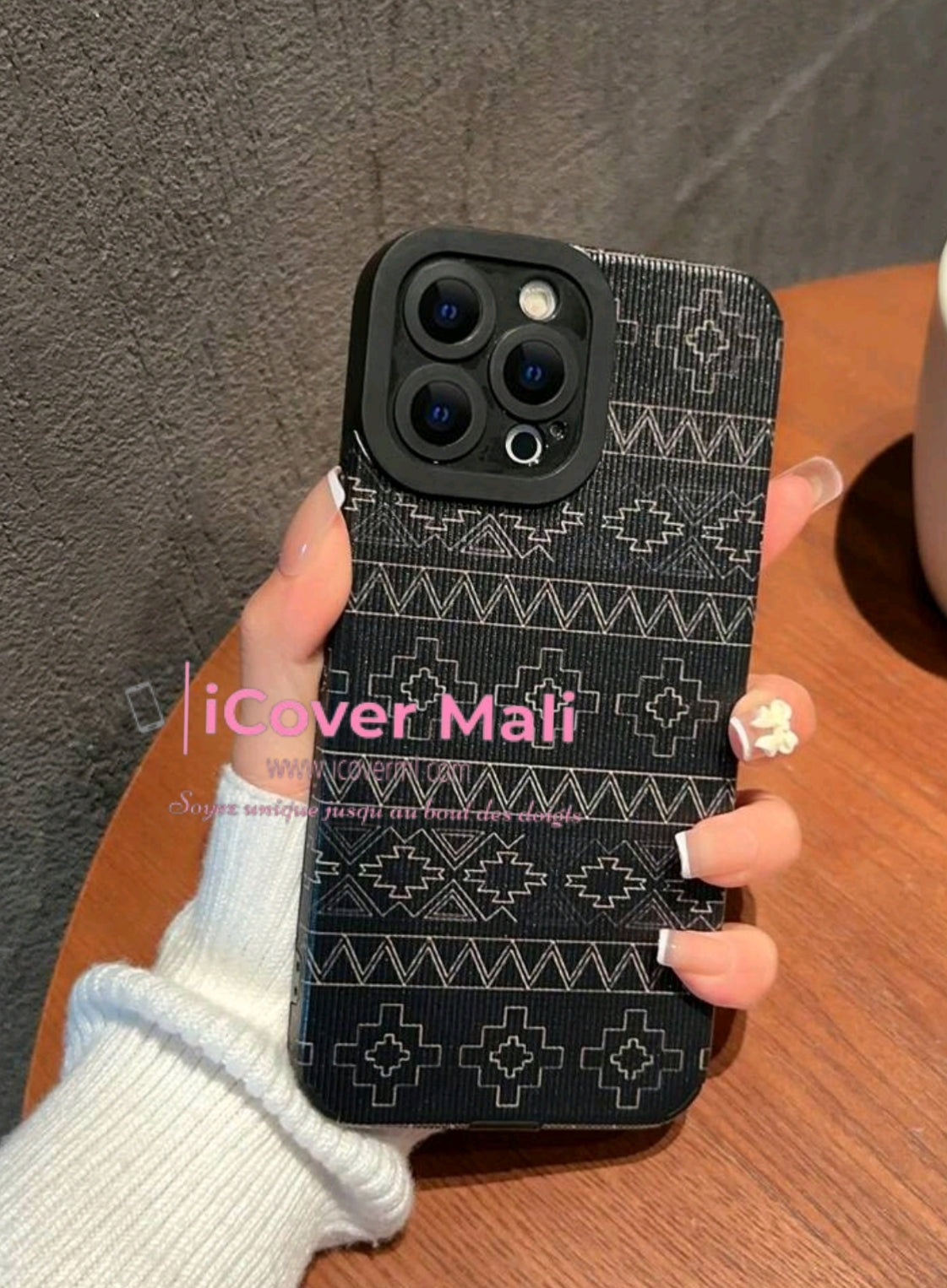 Coque noir à motifs géométrique