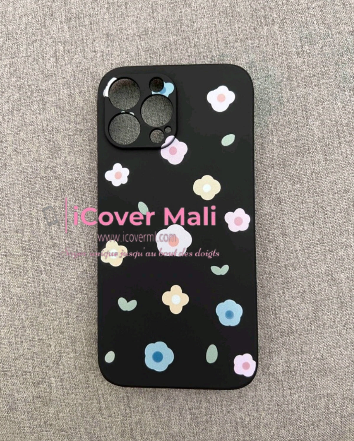 Coque noire à motif floral