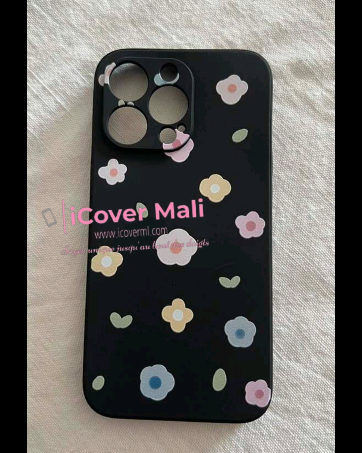 Coque noire à motif floral