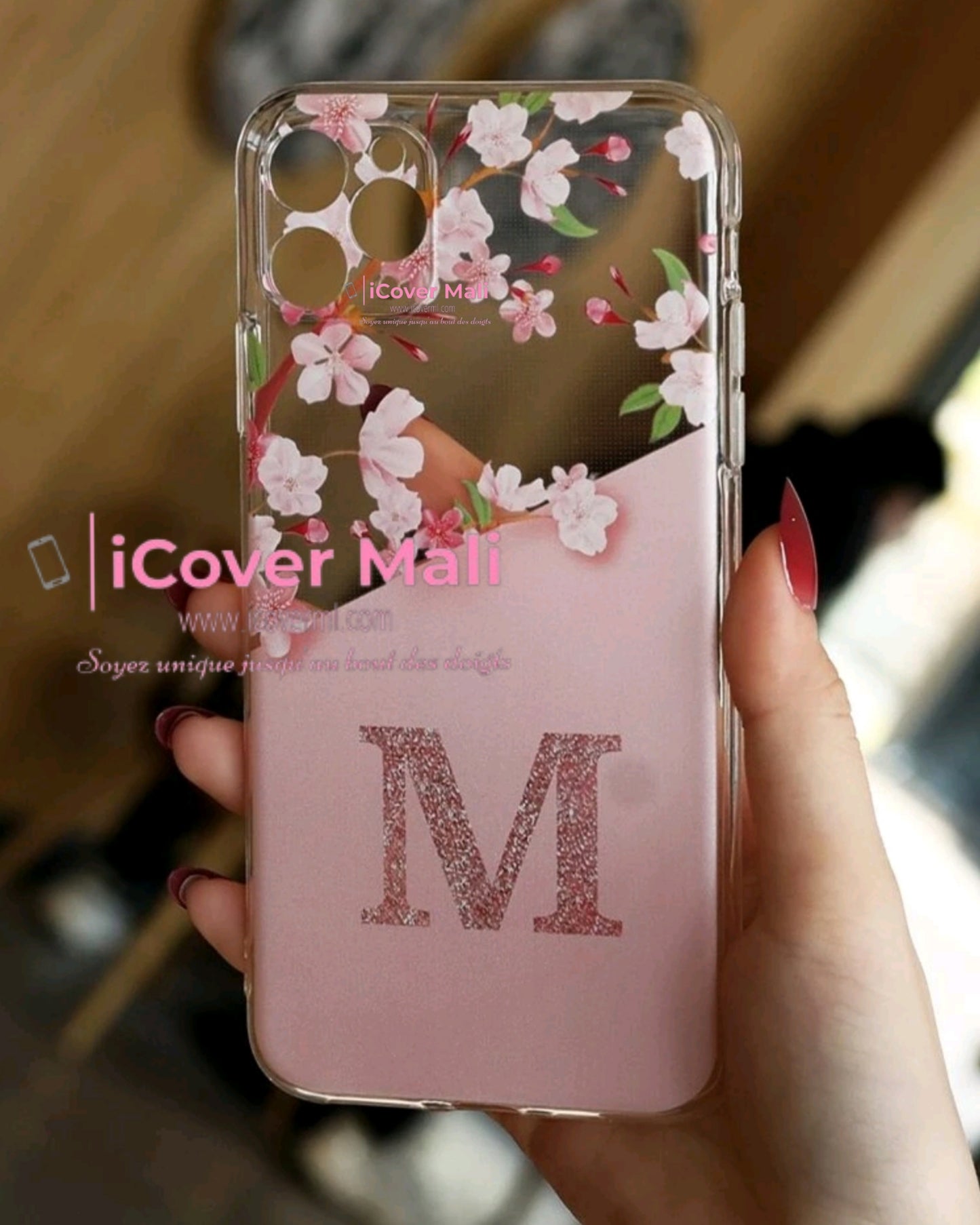 Coque transparente à motif floral, lettre M